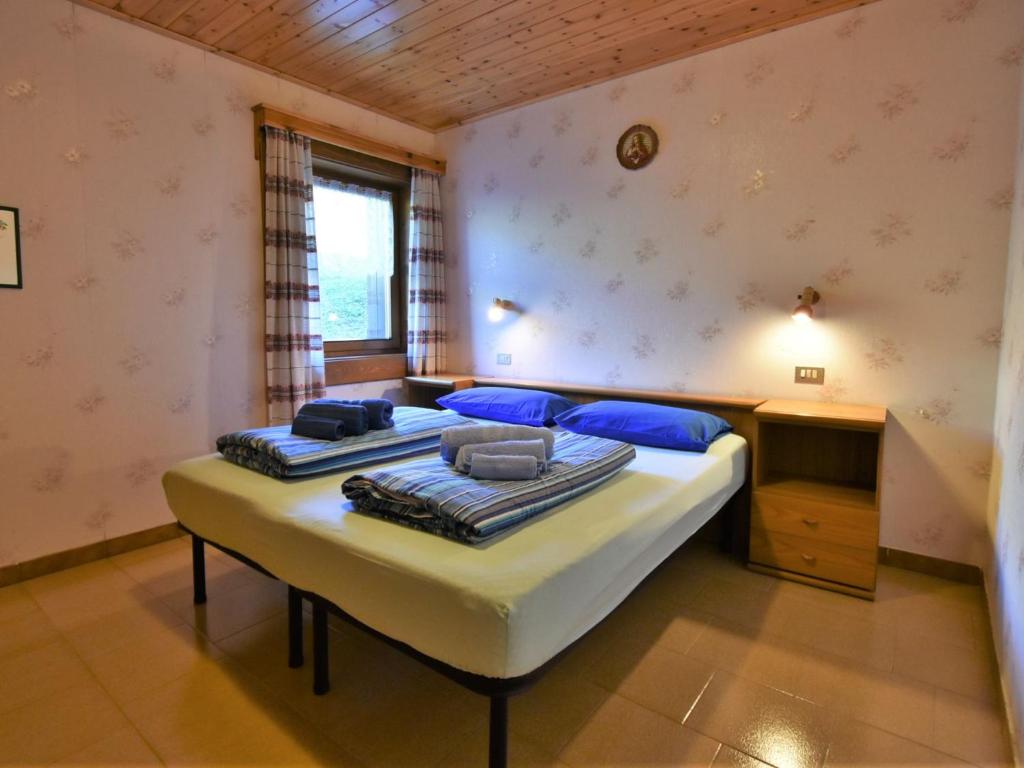 Łóżko lub łóżka w pokoju w obiekcie Apartment Casa Crapena-1 by Interhome