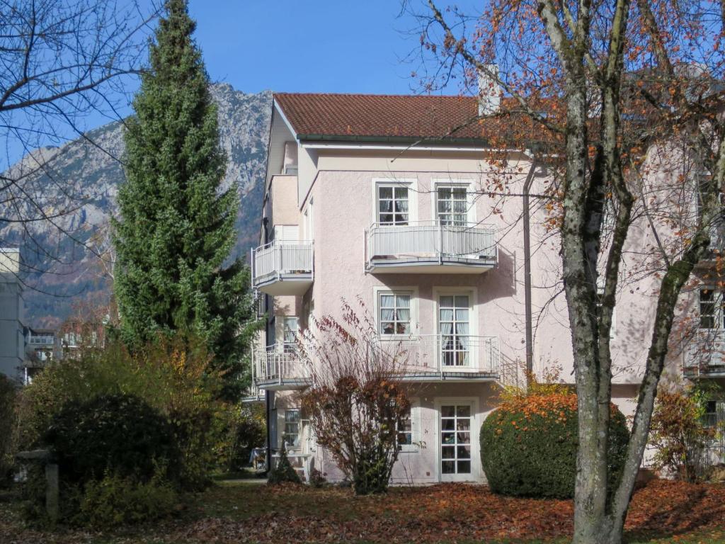 ein großes weißes Gebäude mit Balkonen und Bäumen in der Unterkunft Apartment Salzburger Strasse by Interhome in Bad Reichenhall