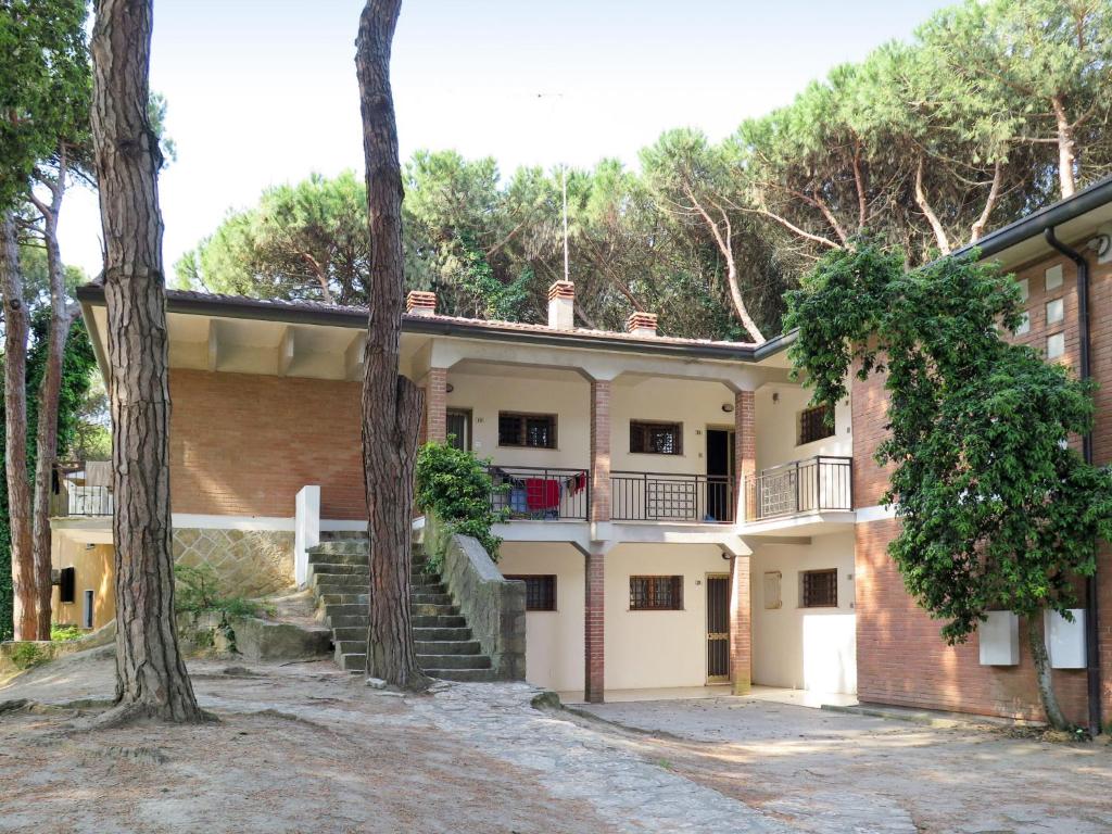 una vista esterna di una casa con alberi di Casa Sandra a Rosolina Mare