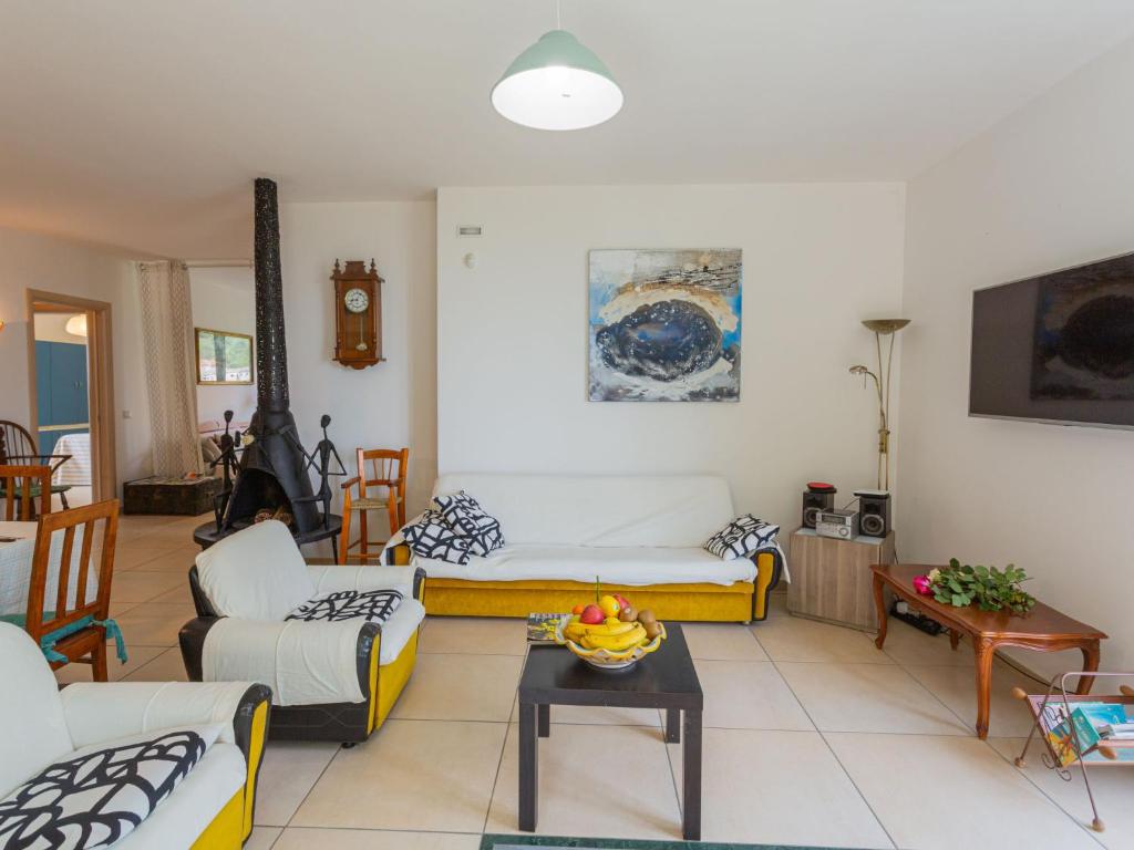 salon z kanapą i stołem w obiekcie Holiday Home Michela-2 by Interhome w mieście Pineto