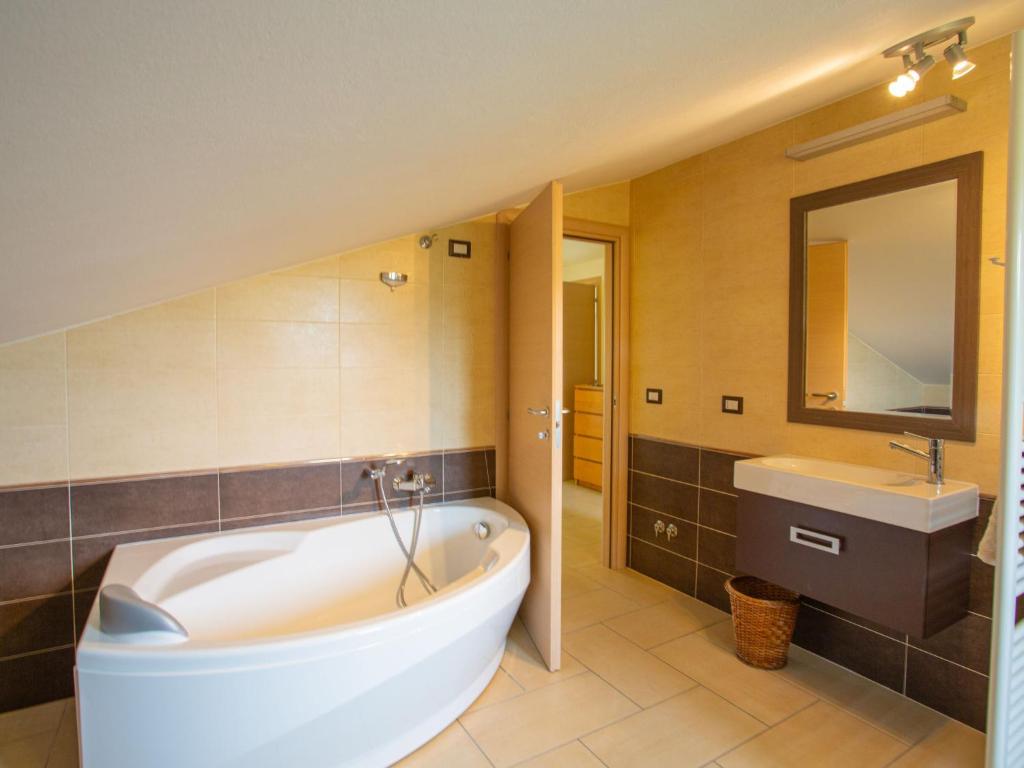 Łazienka w obiekcie Holiday Home Michela-2 by Interhome