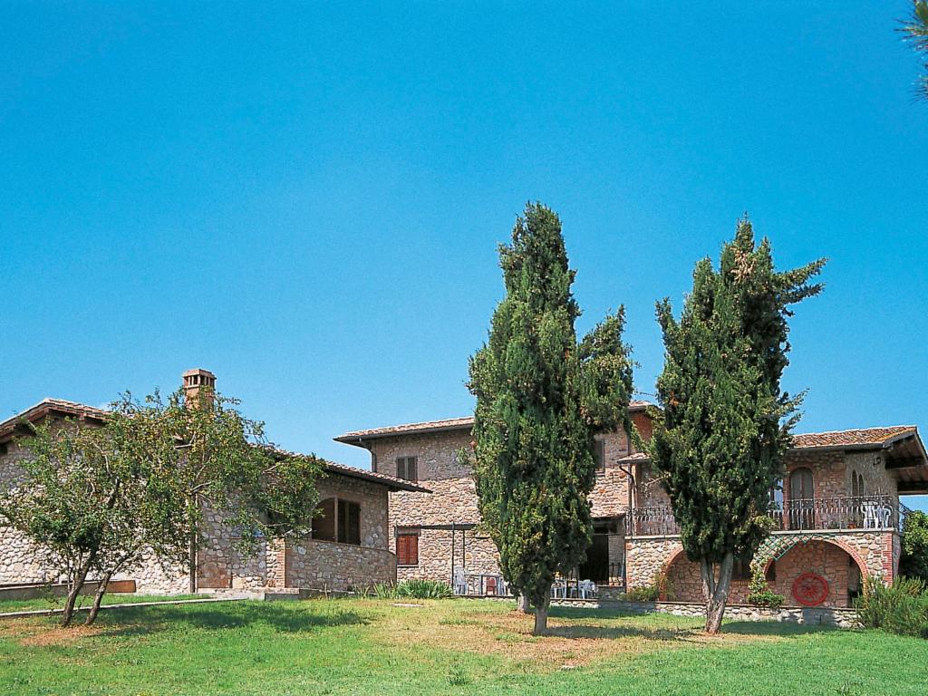 een huis met twee bomen ervoor bij Apartment Vecchio Cigliere - TER106 by Interhome in Laiatico