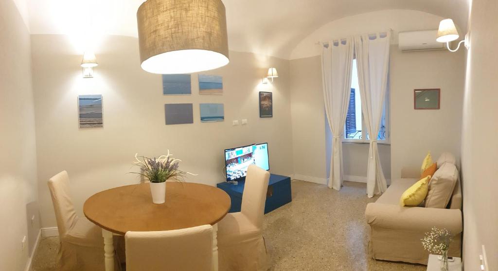 A television and/or entertainment centre at Casa Tua a Santa Maria Maggiore