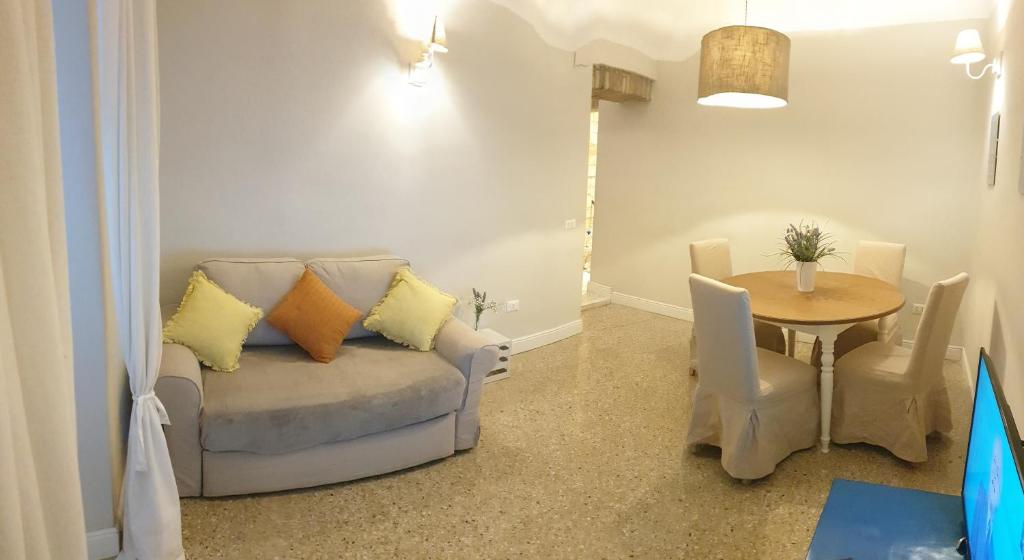 A seating area at Casa Tua a Santa Maria Maggiore