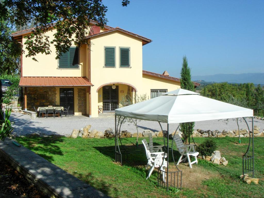 Badia AgnanoにあるHoliday Home Villa I Gelsomini by Interhomeの白い傘と椅子