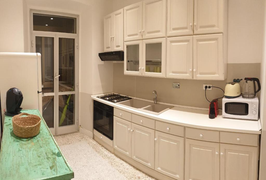 A kitchen or kitchenette at Casa Tua a Santa Maria Maggiore