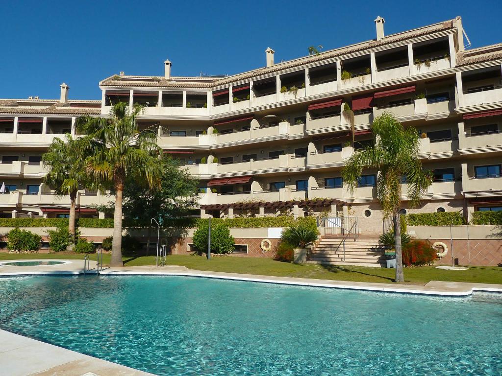 una piscina frente a un gran edificio en Apartment Mirador de la Yesera by Interhome, en Santa Fe de los Boliches