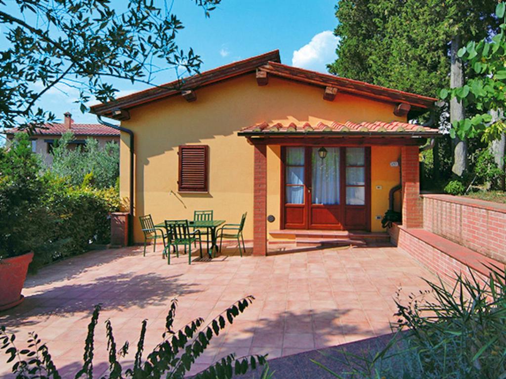 LuiaにあるHoliday Home Villetta Aia - CET120 by Interhomeの小さな家で、パティオ(テーブル、椅子付)が備わります。
