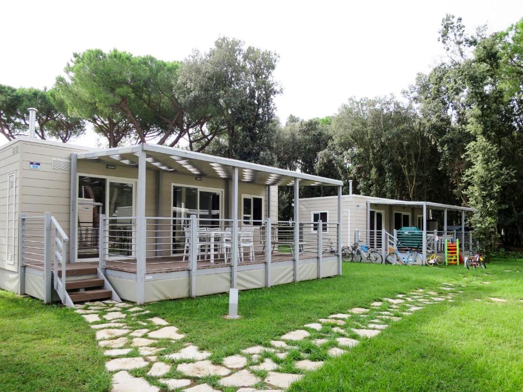 a couple of modular homes in a yard at Holiday Home Maxi Caravan Capri by Interhome in Baia Domizia