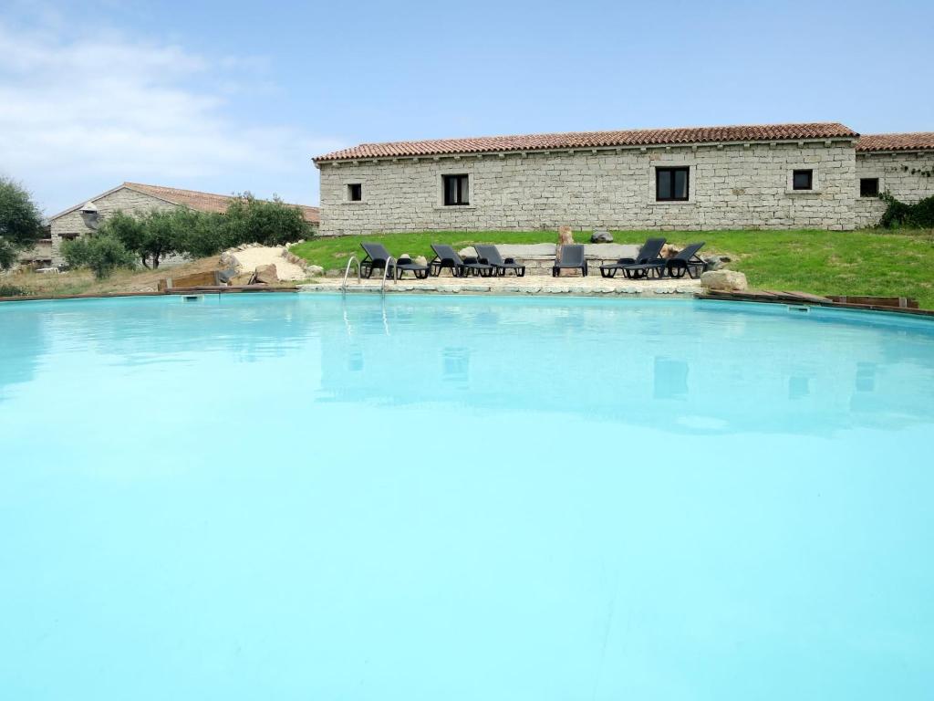 Basen w obiekcie Holiday Home La Pietraia by Interhome lub w pobliżu