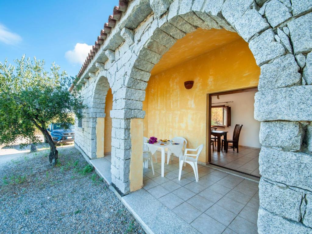 Patio lub wspólna przestrzeń na świeżym powietrzu w obiekcie Holiday Home La Pietraia by Interhome