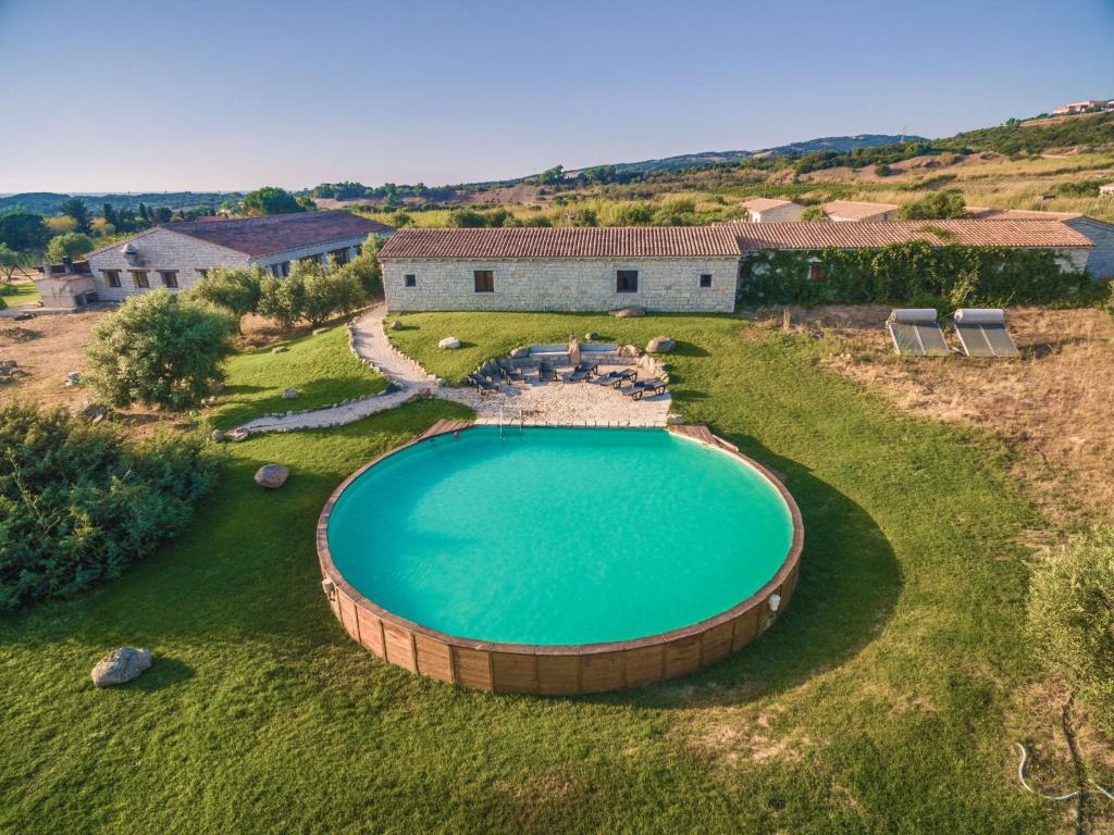 Basen w obiekcie Holiday Home La Pietraia by Interhome lub w pobliżu