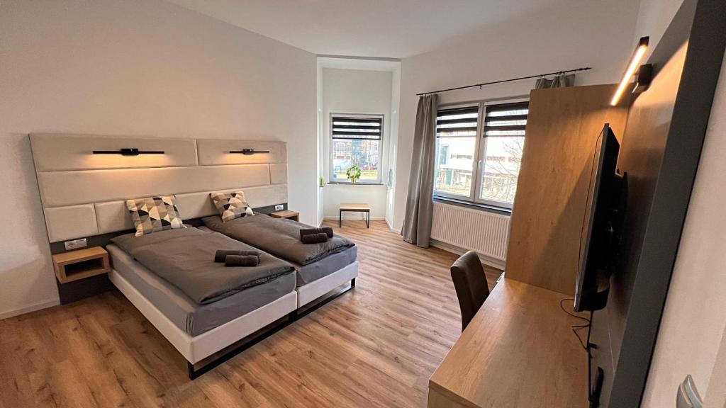 En eller flere senge i et værelse på BASSWOOD ROOMS