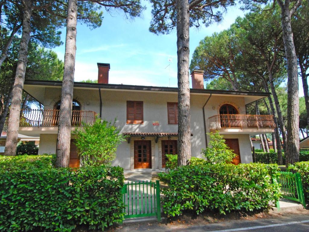リニャーノ・サッビアドーロにあるApartment Ofelia by Interhomeの木々の家