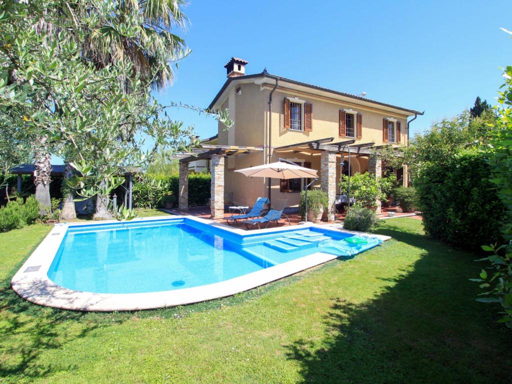 The swimming pool at or close to Villa Roberto by Interhome