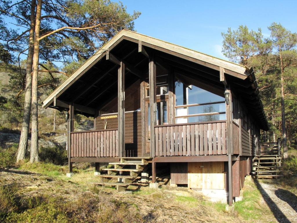 Nyttingsnes的住宿－Holiday Home Sandvikfjellet - FJS506 by Interhome，森林中间的小木屋