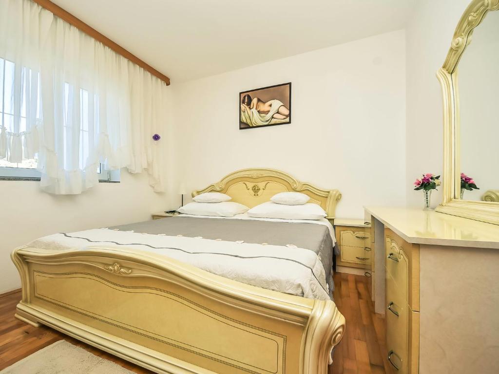 Postel nebo postele na pokoji v ubytování Holiday Home Franka by Interhome