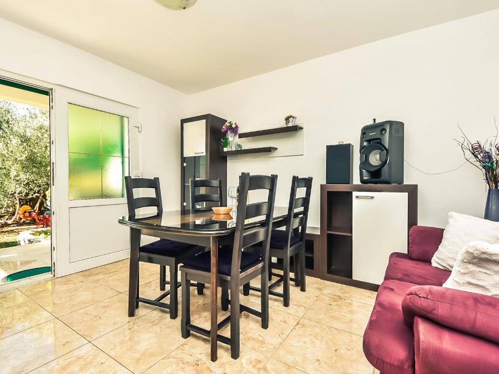 Posezení v ubytování Holiday Home Franka by Interhome