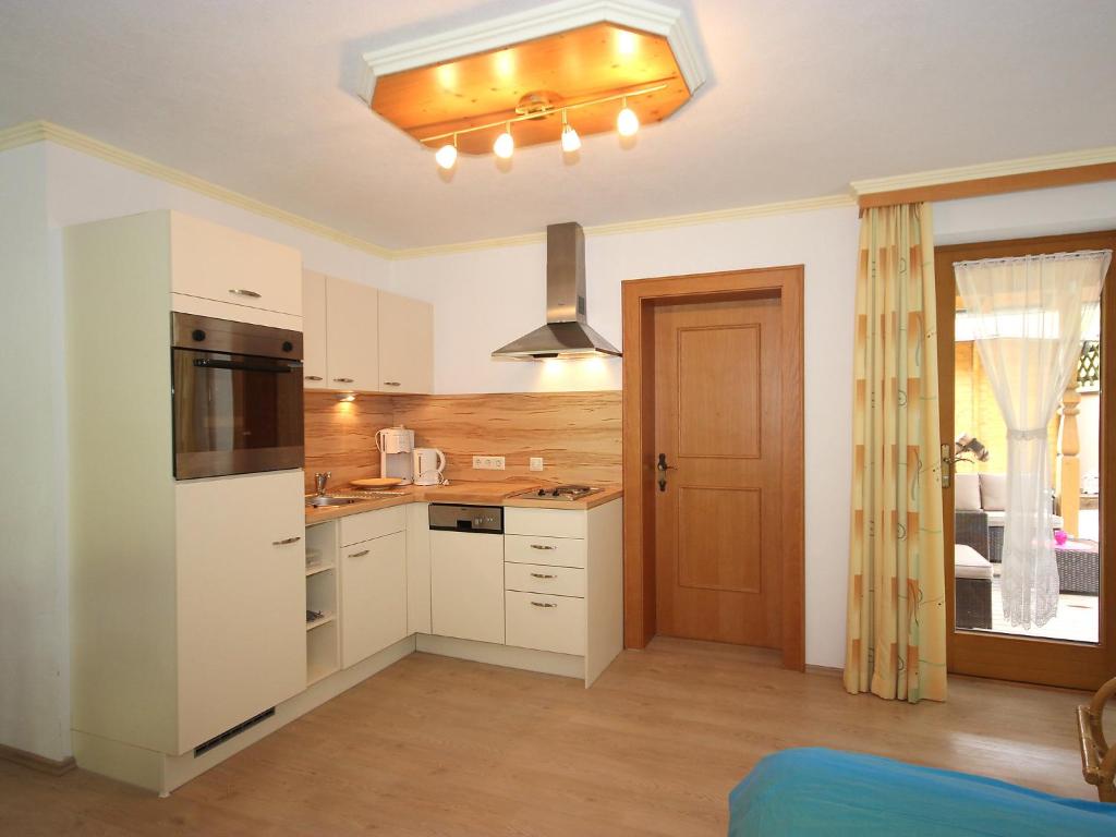 Kuchyň nebo kuchyňský kout v ubytování Apartment Anita-4 by Interhome