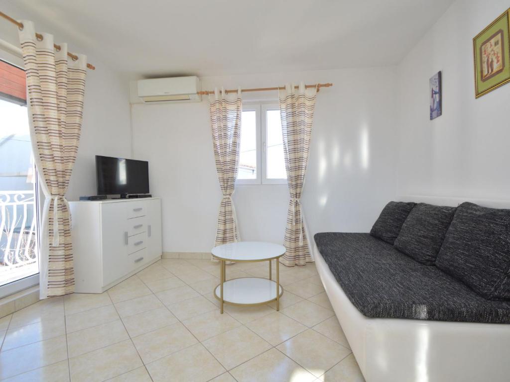 TV a/nebo společenská místnost v ubytování Apartment Ena by Interhome