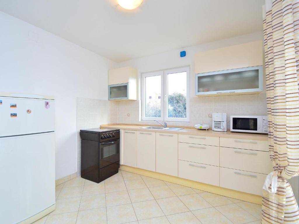 Kuchyň nebo kuchyňský kout v ubytování Apartment Ena by Interhome