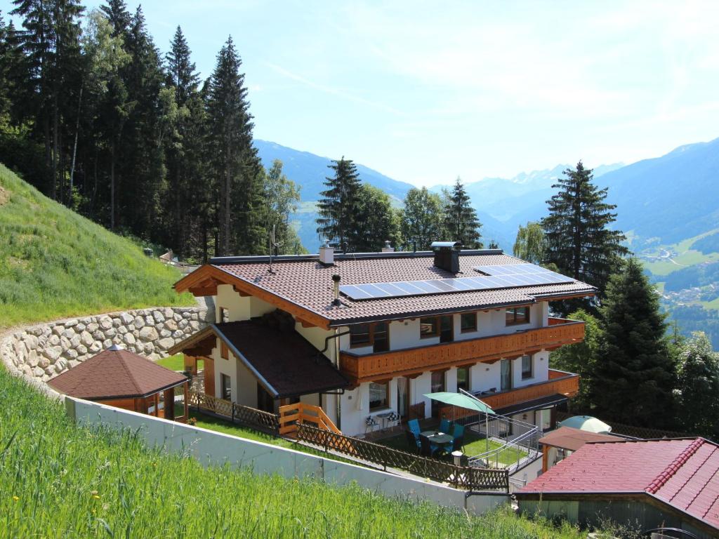 ein Haus mit Sonnenkollektoren auf einem Hügel in der Unterkunft Apartment Anita-3 by Interhome in Zellberg
