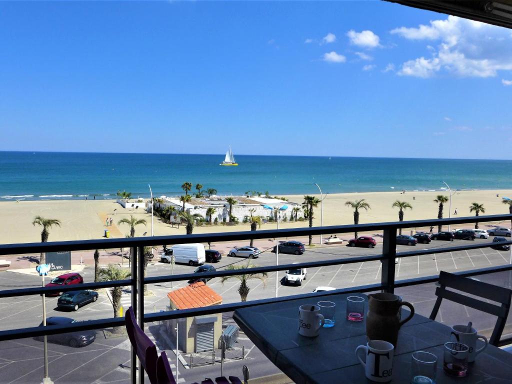d'un balcon offrant une vue sur la plage et l'océan. dans l'établissement Apartment Artimon by Interhome, à Canet