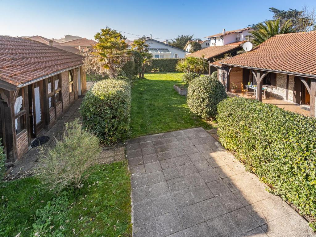 a backyard with a walkway leading to a house at Holiday Home La Poste by Interhome in Mimizan-Plage