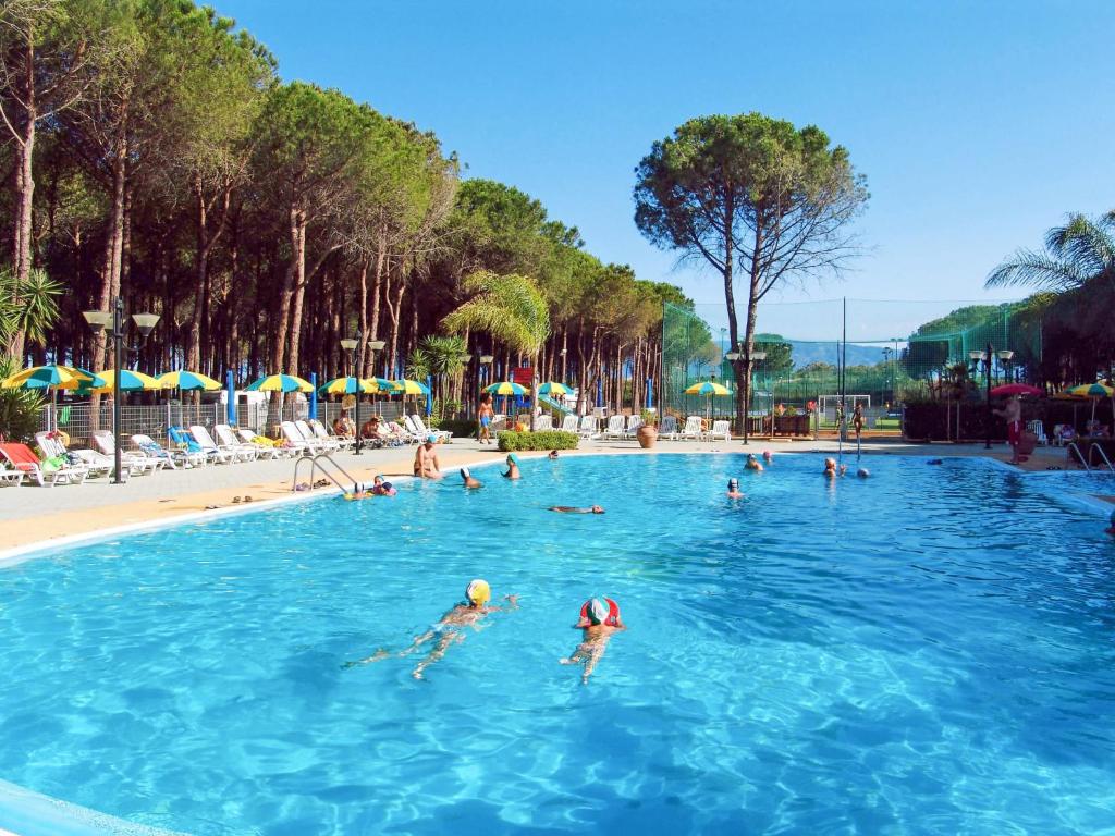 eine Gruppe von Personen im Pool eines Resorts in der Unterkunft Holiday Home Camping Thurium by Interhome in Marina di Schiavonea