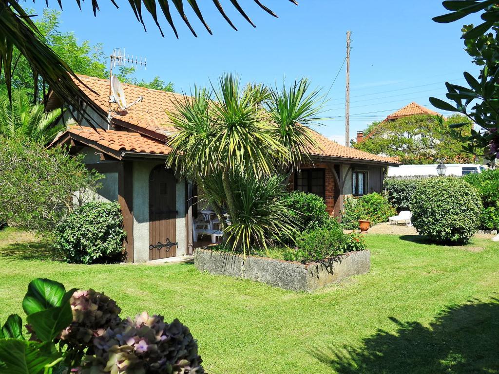 una casa con palmeras frente a un patio en Holiday Home Poste by Interhome, en Mimizan-Plage