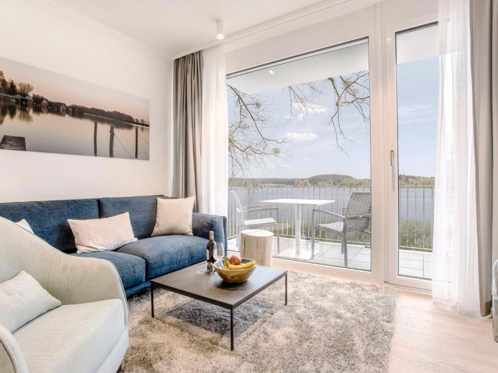 ein Wohnzimmer mit einem Sofa und einem Tisch in der Unterkunft Apartment Maremüritz-Aurora Müritzblick by Interhome in Waren (Müritz)