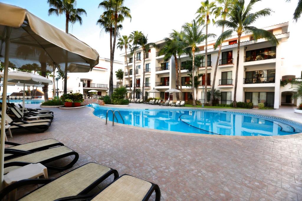 Bazén v ubytování The Royal Cancun All Suites Resort nebo v jeho okolí