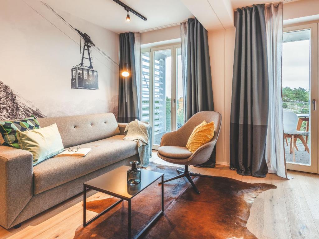 un soggiorno con divano e sedia di Apartment Mariandl am Meer-2 by Interhome a Binz