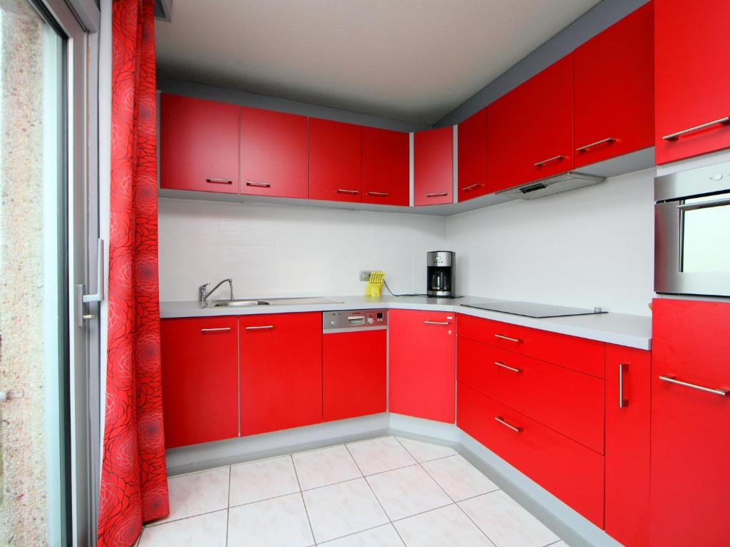 Kuchyň nebo kuchyňský kout v ubytování Apartment Apt- 403 by Interhome