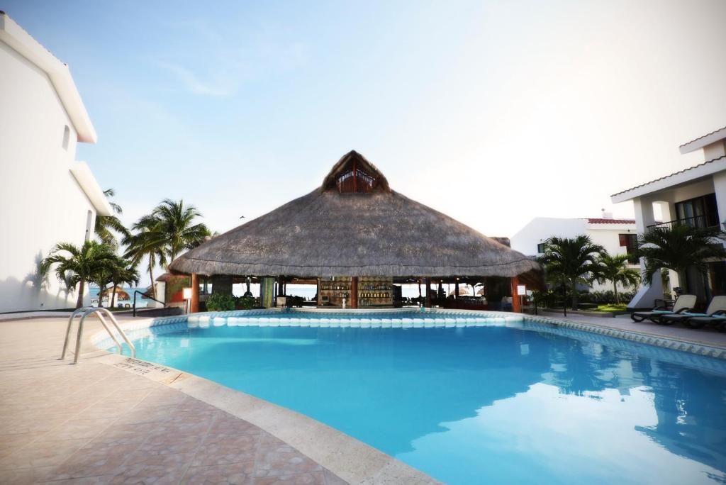 Bazén v ubytování The Royal Cancun All Suites Resort nebo v jeho okolí