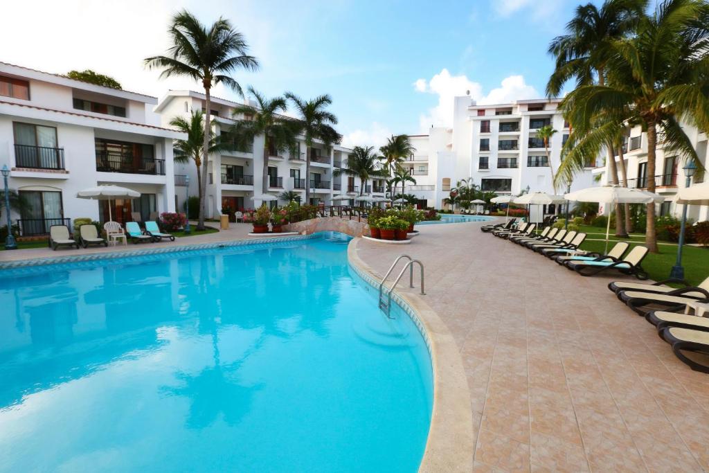 Bazén v ubytování The Royal Cancun All Suites Resort nebo v jeho okolí