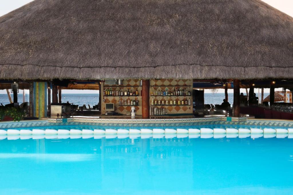 Bazén v ubytování The Royal Cancun All Suites Resort nebo v jeho okolí