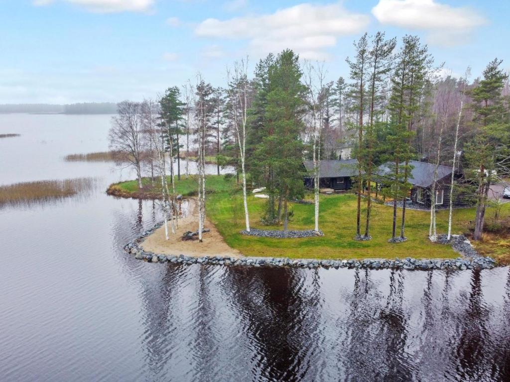 une île au milieu d'un lac dans l'établissement Holiday Home Mäntyranta by Interhome, à Suninsalmi