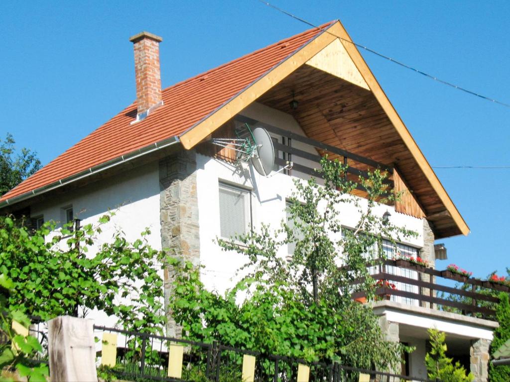 ein weißes Haus mit rotem Dach in der Unterkunft Holiday Home Kopacsi by Interhome in Badacsonyörs