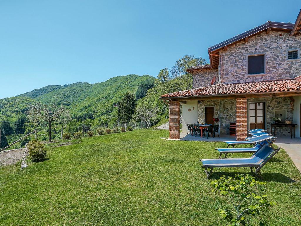 una casa con tavoli da picnic sul prato di Holiday Home Le Bore - CNG123 by Interhome a Sassi