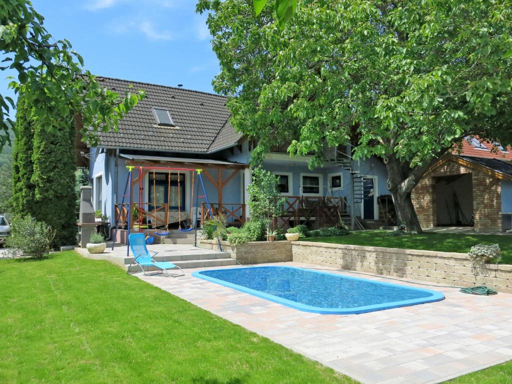 una piscina en el patio de una casa en Holiday Home Emöke - BGK105 by Interhome, en Balatonederics