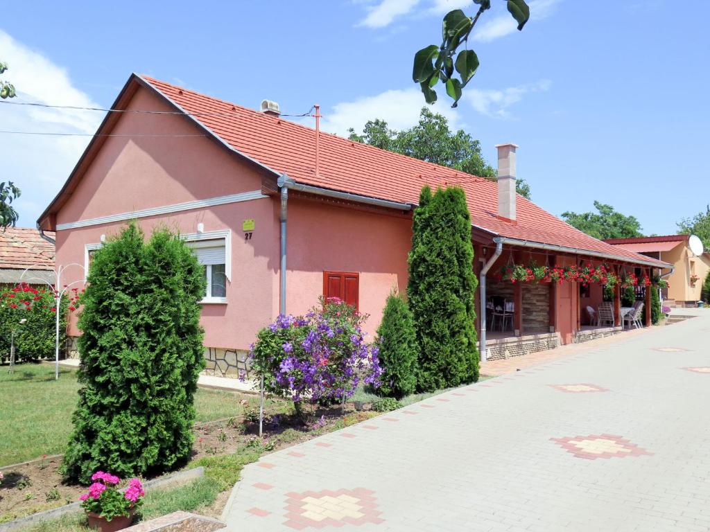 una casa con techo rojo y algunos arbustos en Holiday Home Brigi - SZA113 by Interhome, en Balatonszárszó