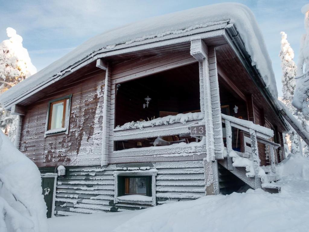 ルカにあるHoliday Home Lana-linnaの雪に覆われた窓付きのログキャビン