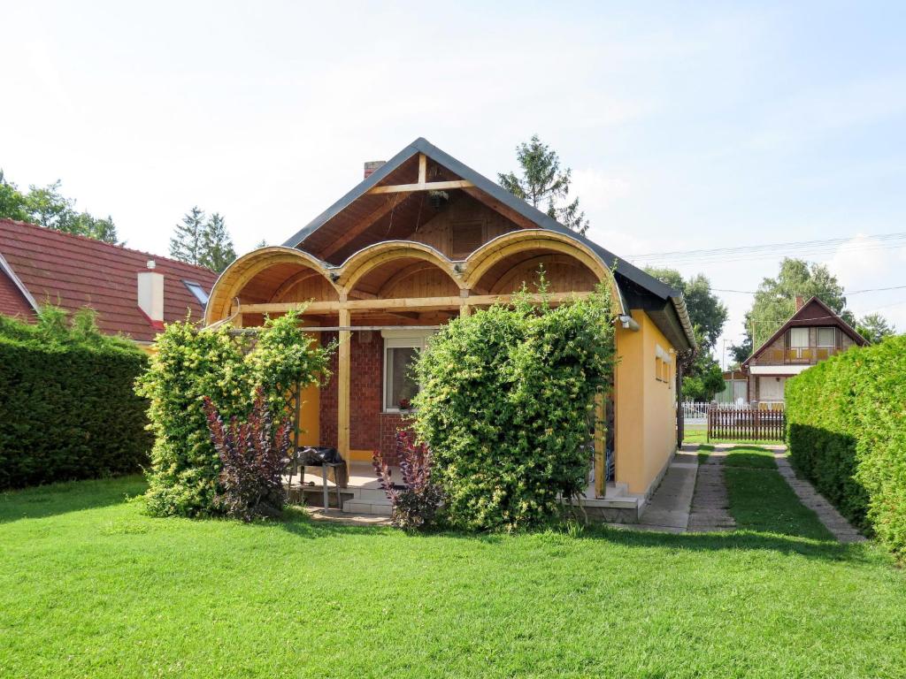 una casa con un arco en un patio en Holiday Home János - FOD140 by Interhome, en Balatonfenyves