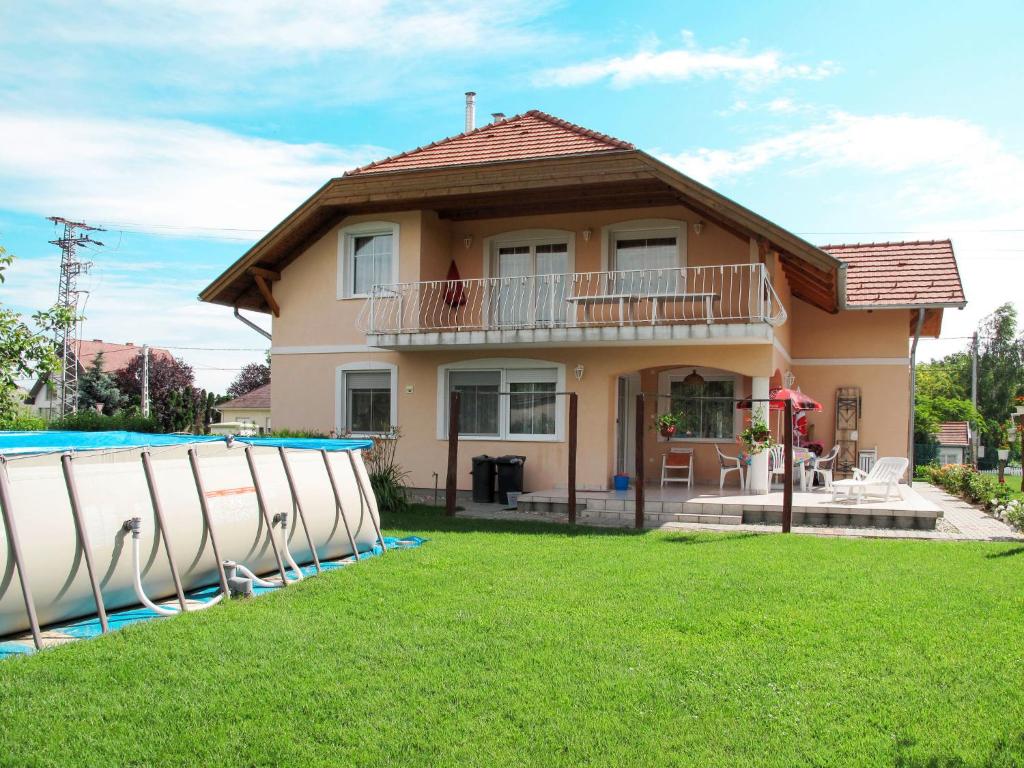 une villa avec une piscine et une maison dans l'établissement Holiday Home Pentaller - SZA341 by Interhome, à Balatonföldvár