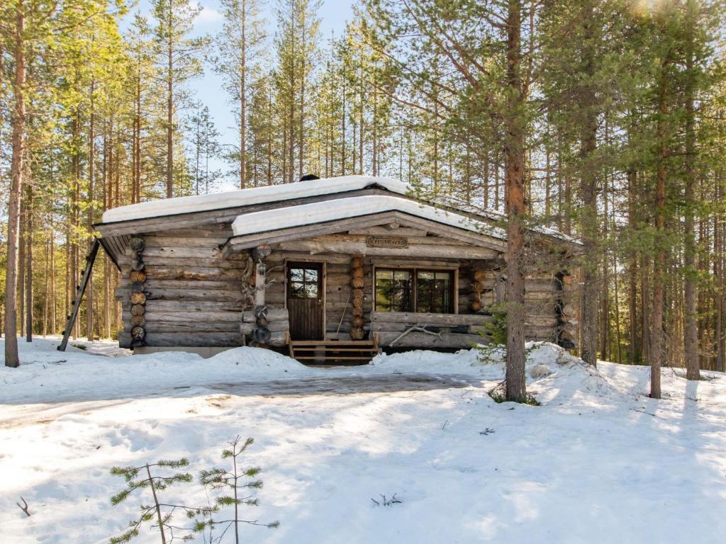 ルカにあるHoliday Home Keisarinna by Interhomeの雪の森の丸太小屋