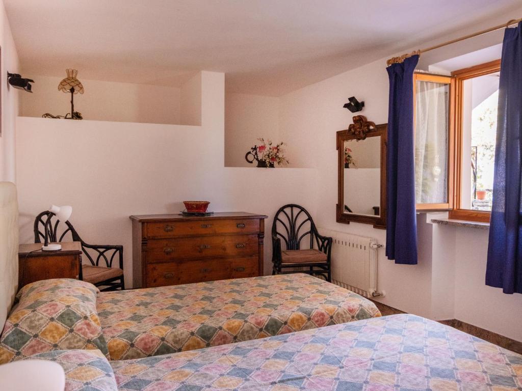 sypialnia z 2 łóżkami, komodą i oknem w obiekcie Apartment Delvai-3 by Interhome w Brenzone sul Garda