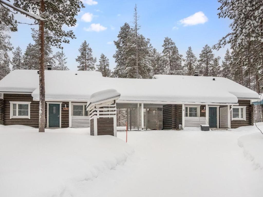ユッラスヤルヴィにあるHoliday Home Ylläsjuolukka b by Interhomeの雪の丸太小屋