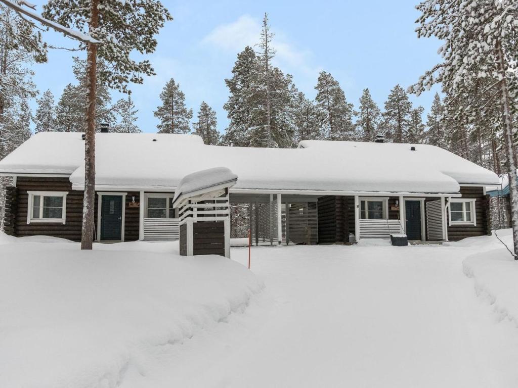 ユッラスヤルヴィにあるHoliday Home Ylläsjuolukka a by Interhomeの屋根の雪家
