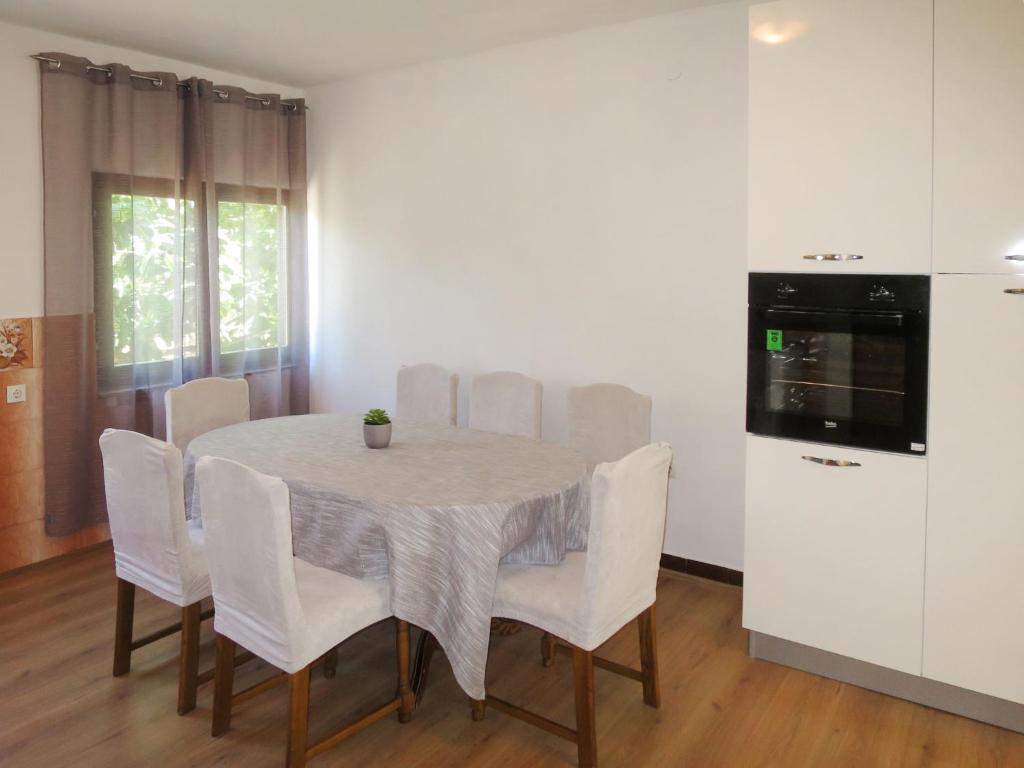Televízia a/alebo spoločenská miestnosť v ubytovaní Holiday Home Čulina by Interhome